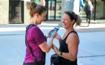 Two women laughing | Source: AmoMama