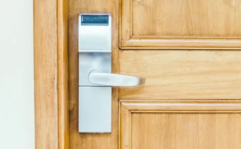 A metal doorknob | Source: Shutterstock