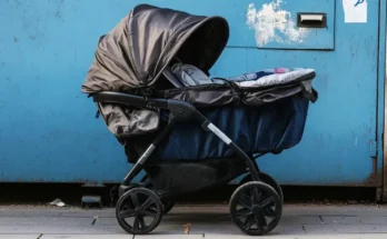 A stroller left abandoned in an alley | Source: Amomama