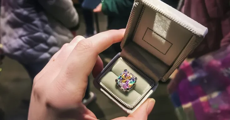 A person holding a ring in a velvet box | Source: AmoMama