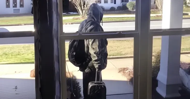 A man with a suitcase on the porch | Source: Amomama