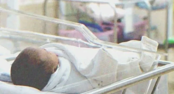 A baby sleeping on a crib | Source: Shutterstock