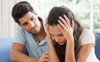 A man comforting an upset woman | Source: Shutterstock