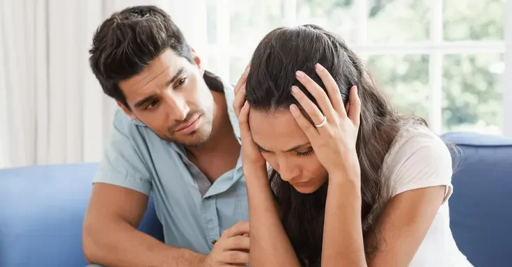 A man comforting an upset woman | Source: Shutterstock