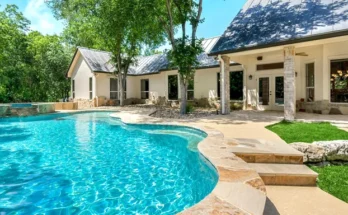 Swimming pool next to a beautiful house | Source: Shutterstock