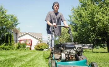 Teenager mowing the lawn. | Source: Shutterstock