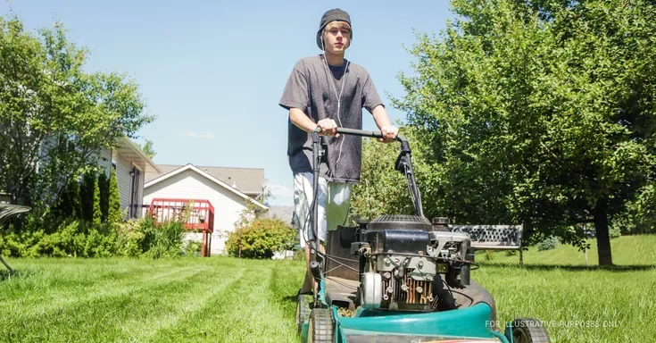 Teenager mowing the lawn. | Source: Shutterstock