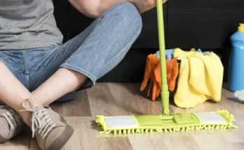 A woman holding a mop | Source: Freepik