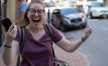 Happy woman with phone | Source: Midjourney