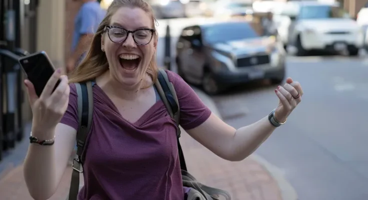 Happy woman with phone | Source: Midjourney