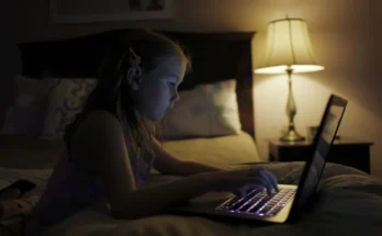 A girl in front of a laptop | Source: Midjourney