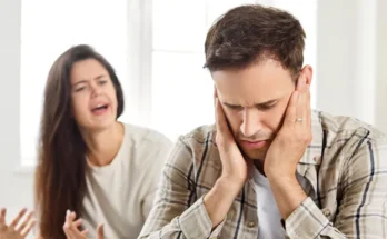 A frustrated woman yelling at a man | Source: Shutterstock