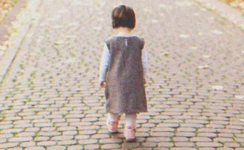 A little girl walking down the street | Source: Shutterstock