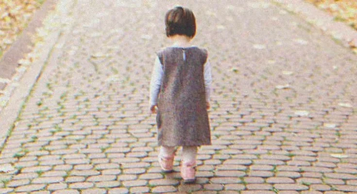 A little girl walking down the street | Source: Shutterstock