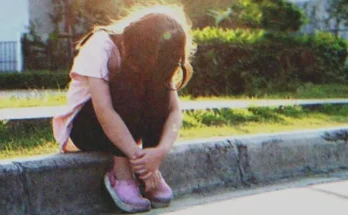 A little girl crying while sitting on the floor | Source: Shutterstock