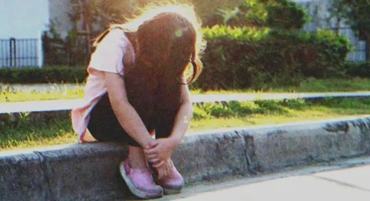 A little girl crying while sitting on the floor | Source: Shutterstock