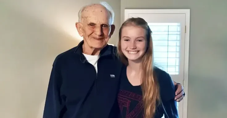 A teen girl and her grandfather | Source: Amomama