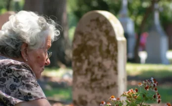 An old lady at the cemetery | Source: Midjourney