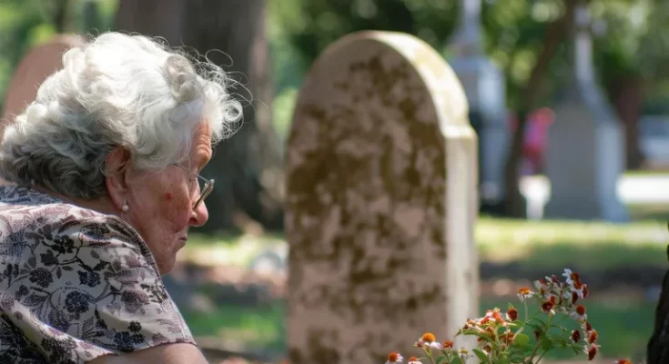 An old lady at the cemetery | Source: Midjourney