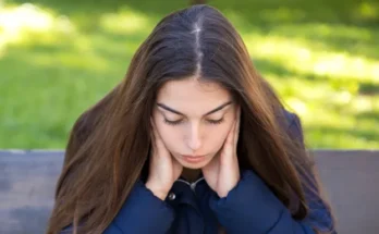 A woman with her head in her hands | Source: Shutterstock