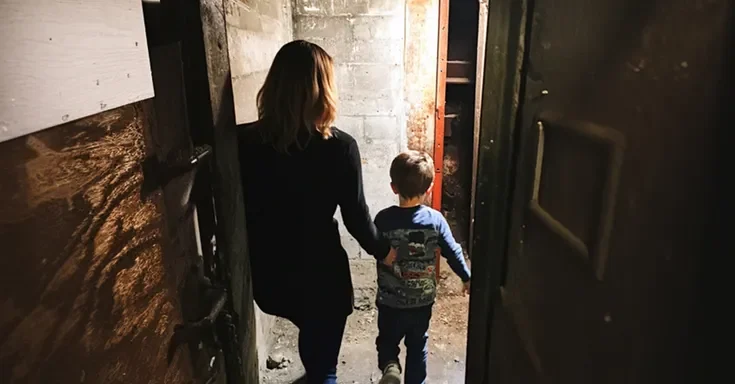 A woman and a little boy in a basement | Source: Amomama