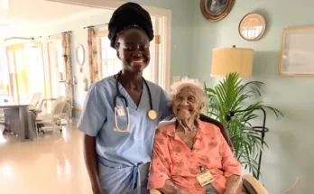 A volunteer and an old woman at a nursing home | Source: AmoMama