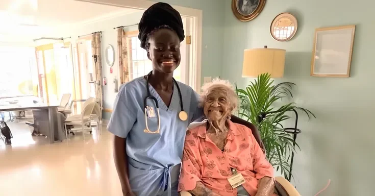 A volunteer and an old woman at a nursing home | Source: AmoMama