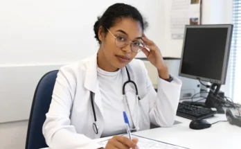 A doctor sitting at her desk | Source: Freepik