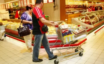 Man and woman at supermarket | Source: Shutterstock