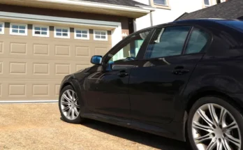 A car parked outside a garage | Source: Shutterstock