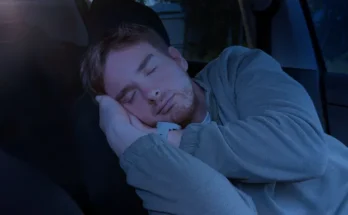 A man sleeping in his car | Source: Shutterstock