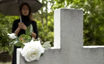 A woman standing near a grave | Source: freepik.com/freepik