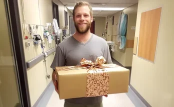 A man standing in a hospital holding a gift | Source: Amomama