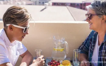 Two people talking | Source: Shutterstock