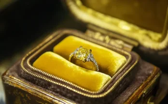 Engagement yellow diamond ring in a velvet box | Source: Midjourney