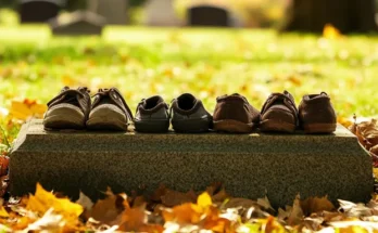 Children's shoes on a grave | Source: AmoMama