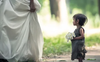 A girl near a woman in a wedding dress | Source: Amomama