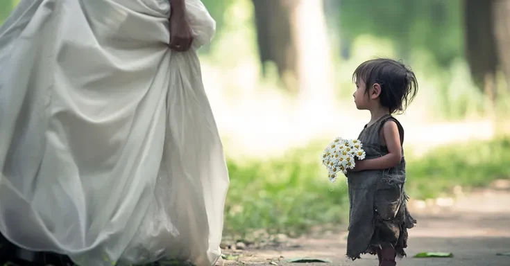 A girl near a woman in a wedding dress | Source: Amomama