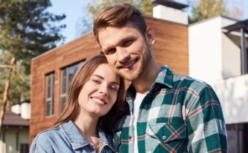 A happy couple in front of their rental house | Source: Shutterstock