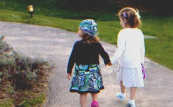 Two Little Girls Visiting Their Daddy's Grave | Source: Flickr/hlkljgk (CC BY-SA 2.0)