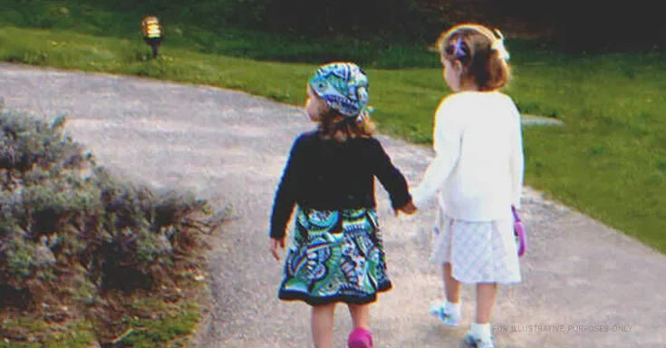 Two Little Girls Visiting Their Daddy's Grave | Source: Flickr/hlkljgk (CC BY-SA 2.0)