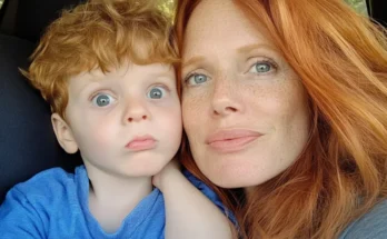 Red-haired mom and son | Source: Midjourney