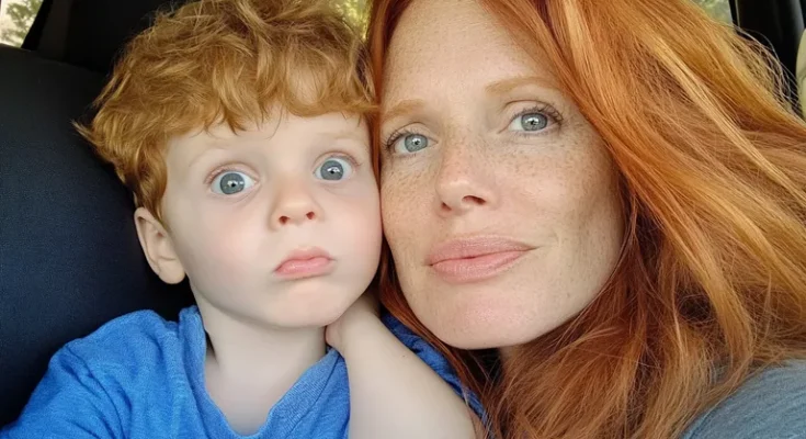 Red-haired mom and son | Source: Midjourney