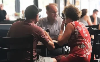 A man with his parents at a restaurant | Source: AmoMama