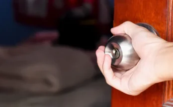 A person holding a doorknob | Source: Getty Images