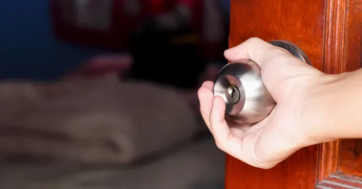 A person holding a doorknob | Source: Getty Images