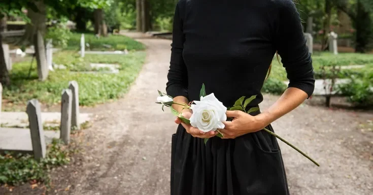 A grieving woman in a cemetery | Source: Freepik