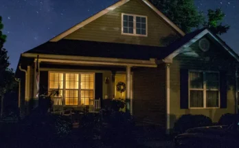 Night shot of a house | Source: Shutterstock