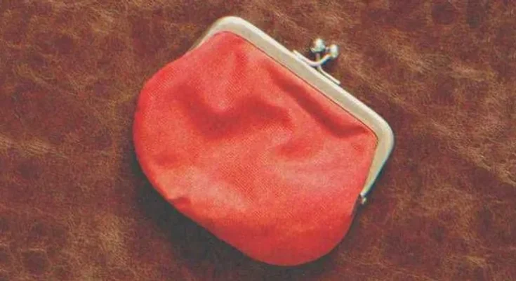 A tiny red purse | Source: Shutterstock