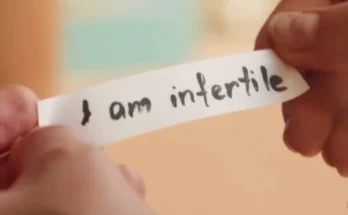 Woman holds a note 'I am infertile' | Source: AmoMama